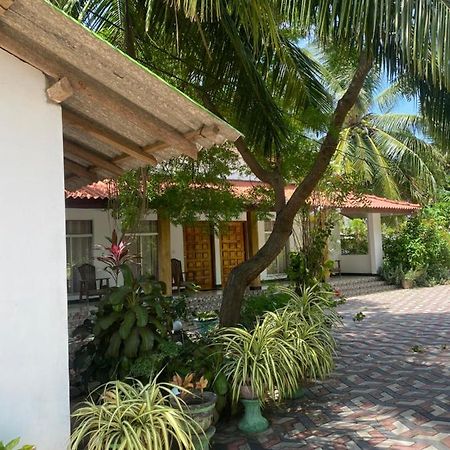 Island Breeze Inn Nilaveli Bagian luar foto